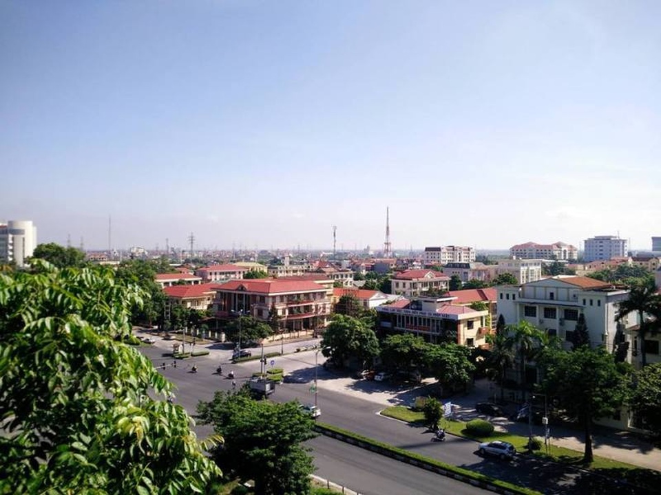 Toàn cảnh thành phố Ninh Bình nhìn từ núi Kỳ Lân.