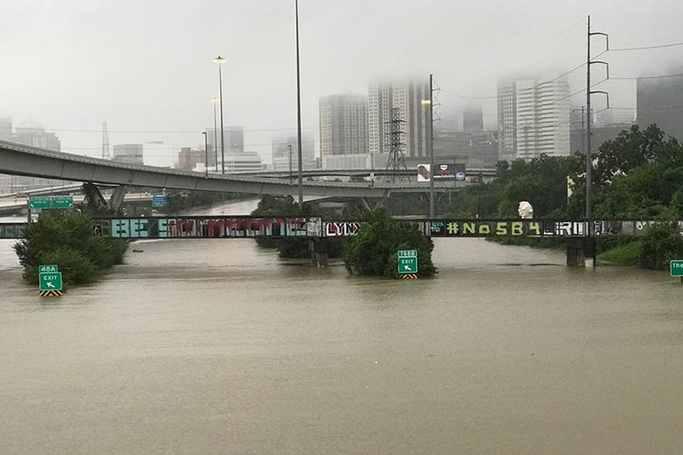 Chùm ảnh cho thấy sức tàn phá kinh hoàng của 'siêu bão' đổ bộ nước Mỹ - 13 Một cây cầu vượt tại phía Nam Texas sau khi hứng chịu ngập lụt nặng nề.