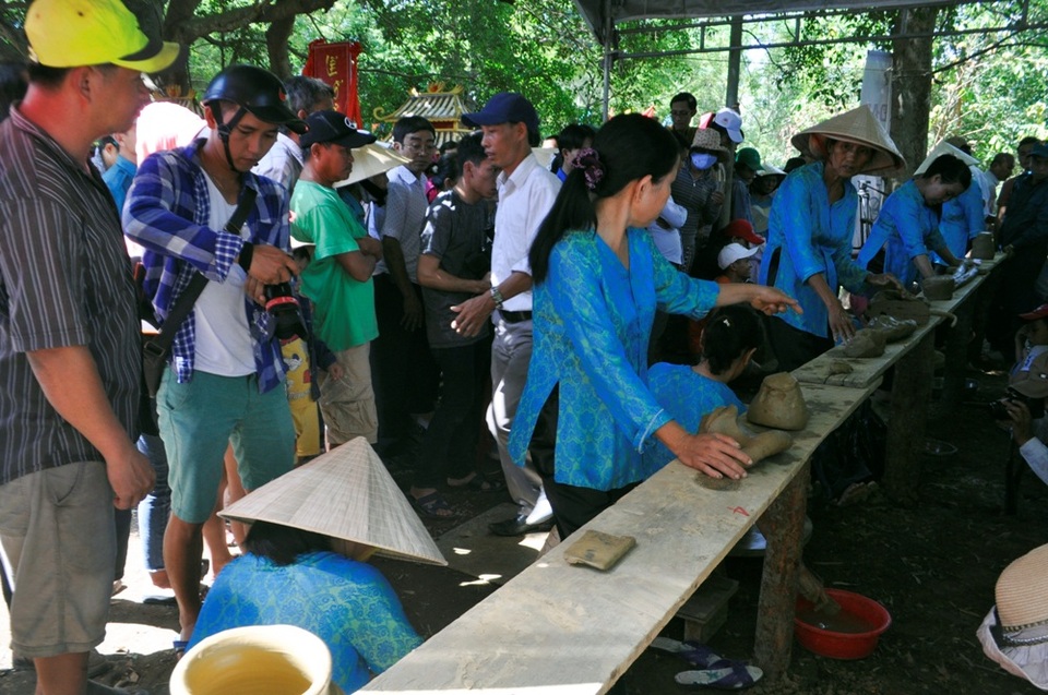 Thi chuốt gốm, đây là phần thi thể hiện tài năng của các đội khi tạo hình gốm theo mẫu- góp phần quảng bá, lưu giữ nghề truyền thống quê hương