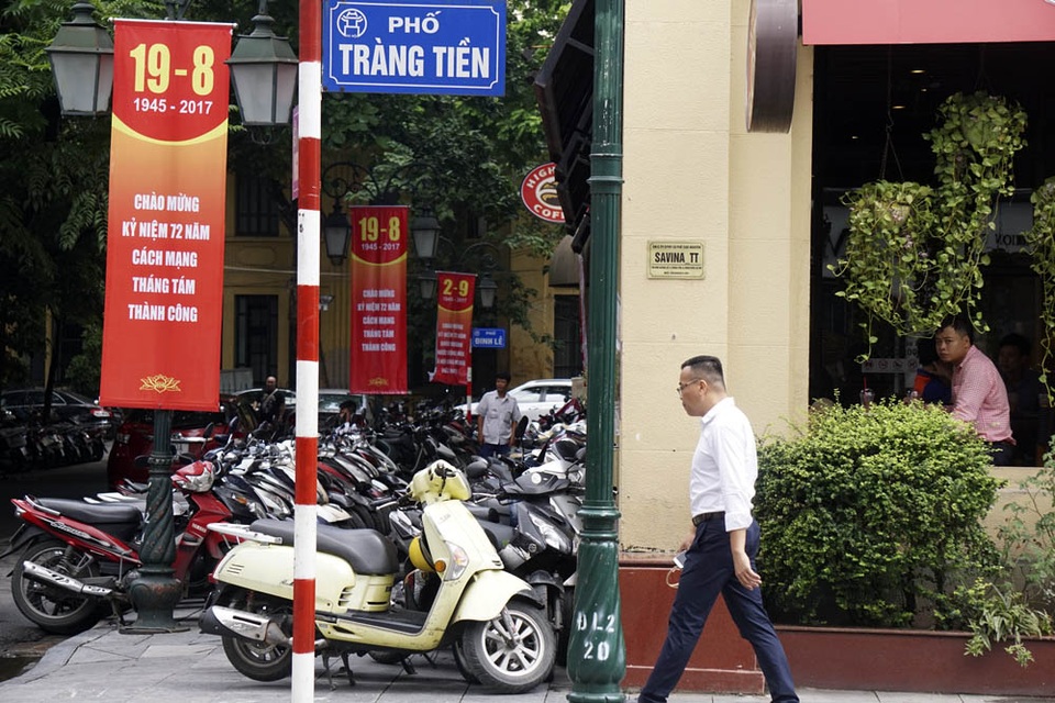 
Trên phố Tràng Tiền.
