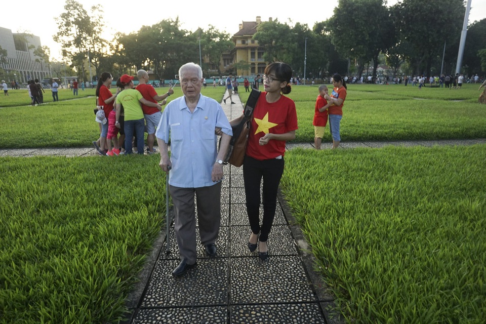 Lễ chào cờ trên quảng trường Ba Đình trong buổi sáng 2/9 - 13
Nhiều người dân đến chứng kiến lễ chào cờ trong ngày Quốc khánh đã mặc áo in hình cờ Tổ quốc.