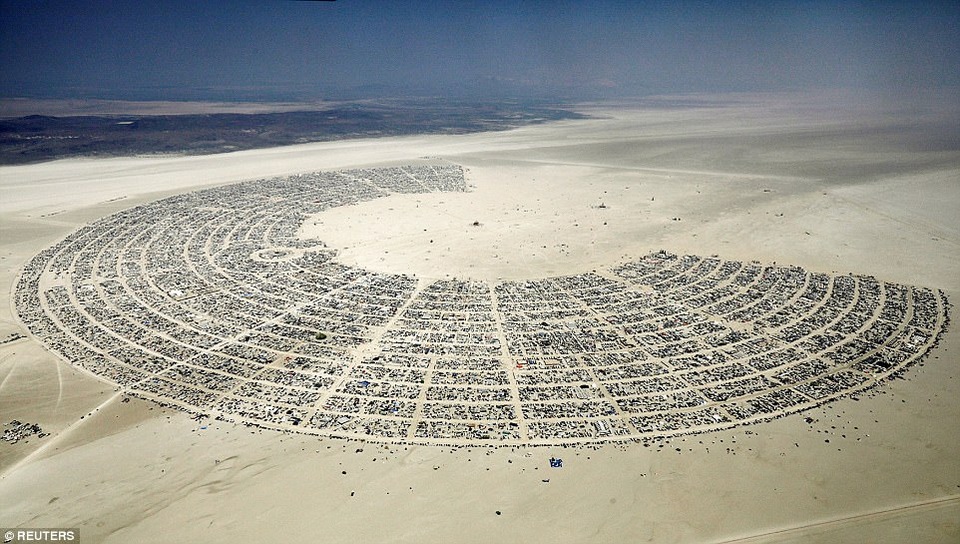 Kinh hoàng người đàn ông lao vào đám lửa trong lễ hội - 9 Lễ hội Burning Man được tổ chức thường niên tại sa mạc Nevada, nơi đây, 70.000 người tụ hội về để cùng tham gia vào một lễ hội của âm nhạc và nghệ thuật.
