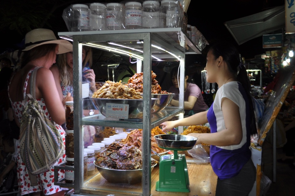 Đêm Vu Lan lung linh sắc màu ở phố cổ Hội An - 9 Nhiều quán ăn, hàng lưu niệm…cũng thu hút nhiều khách hàng vào dịp này