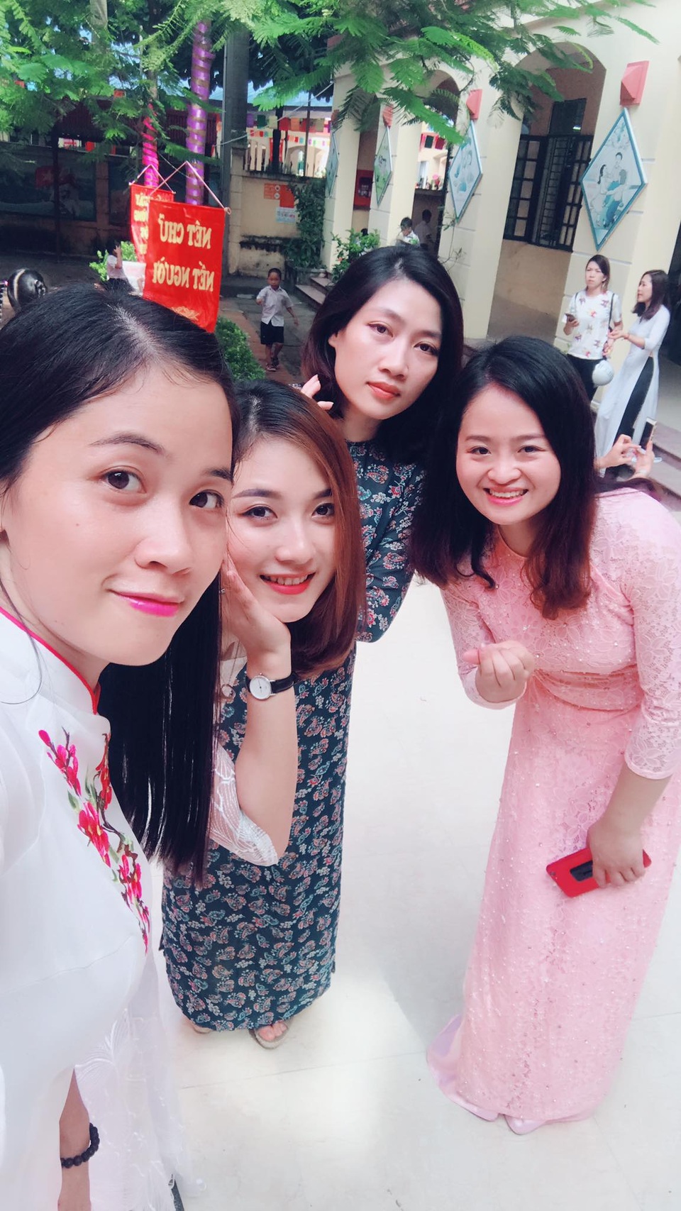 Cô giáo xinh đẹp quạt mát cho học sinh ngày tựu trường gây sốt trên mạng xã hội - 10