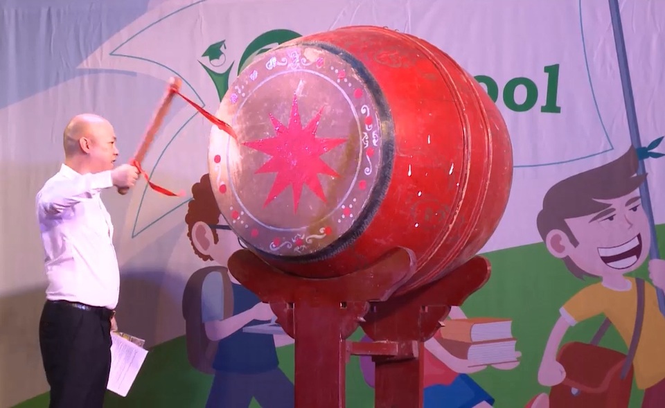 Học sinh IQ School tự tin dẫn chương trình khai giảng bằng tiếng Anh - 2 Ông Nguyễn Bá Hùng đánh hồi trống khai giảng năm học mới 2017-2018.