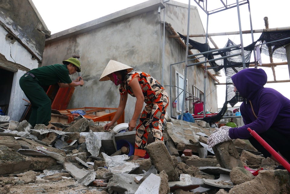 Mồ hôi các anh rơi, vết thương bão tố đang lành lại - 12
Sự giúp đỡ của các chiến sĩ biên phòng gây xúc động cho những người dân nơi hứng chịu thiệt hại nặng nề của cơn bão. Trên đống đổ nát của ngôi nhà cấp 4 bị sập, chị Nguyễn Thị Hà (thôn Hải Nam, xã Cẩm Nhượng) cho biết: Cuộc sống của chúng tôi vốn khó khăn, nay lại phải hứng chịu bão, nhà sập, tài sản vật dụng không còn gì, khó khăn chồng chất. Sự giúp đỡ của các chiến sĩ bộ đội vừa giúp chúng tôi dọn dẹp trước mắt, vừa là sự động viên lớn trong lúc này.