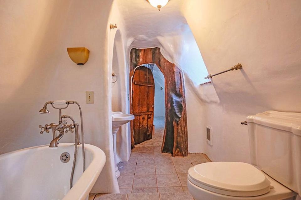 Căn nhà của nàng Bạch Tuyết có giá 23 tỷ đồng - 8 Căn biệt thự nhỏ nhắn này được xây dựng từ hồi thập niên 1970 trên một khoảnh rừng ở trong thung lũng nằm ở thị trấn Olalla, bang Washington, Mỹ.