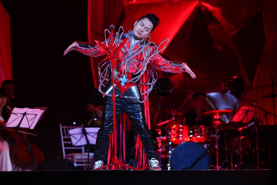 Diva Hồng Nhung nằm ngửa hát, Tùng Dương bật khóc trên sân khấu - 20
Tùng Dương thăng hoa với ca khúc chủ đề Trời và Đất.