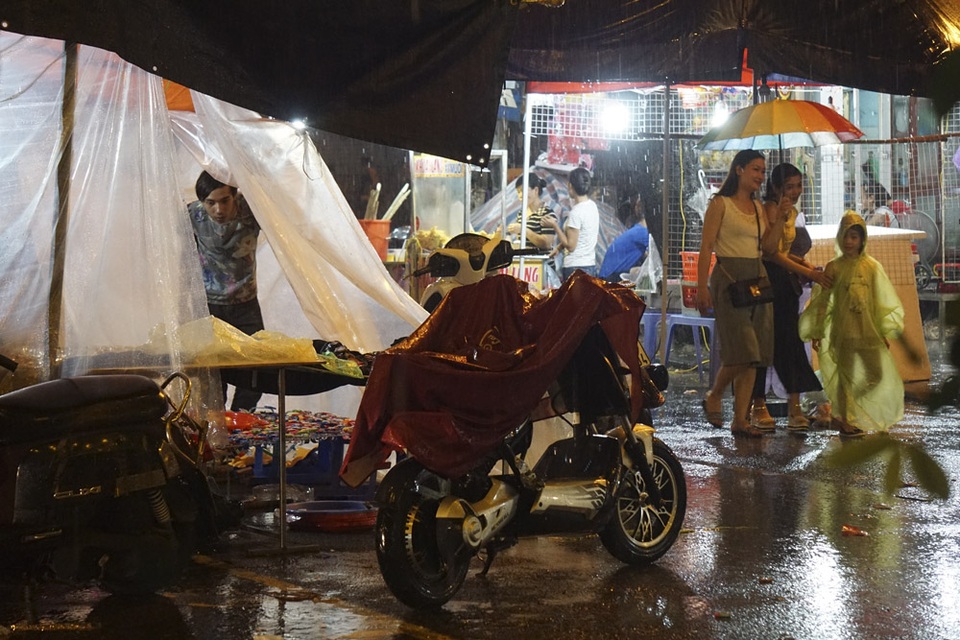Chợ Trung thu phố cổ Hà Nội rực rỡ sắc màu - 11
Một cơn mưa ập xuống khiến nhiều cửa hàng phải căng nilon che mưa...