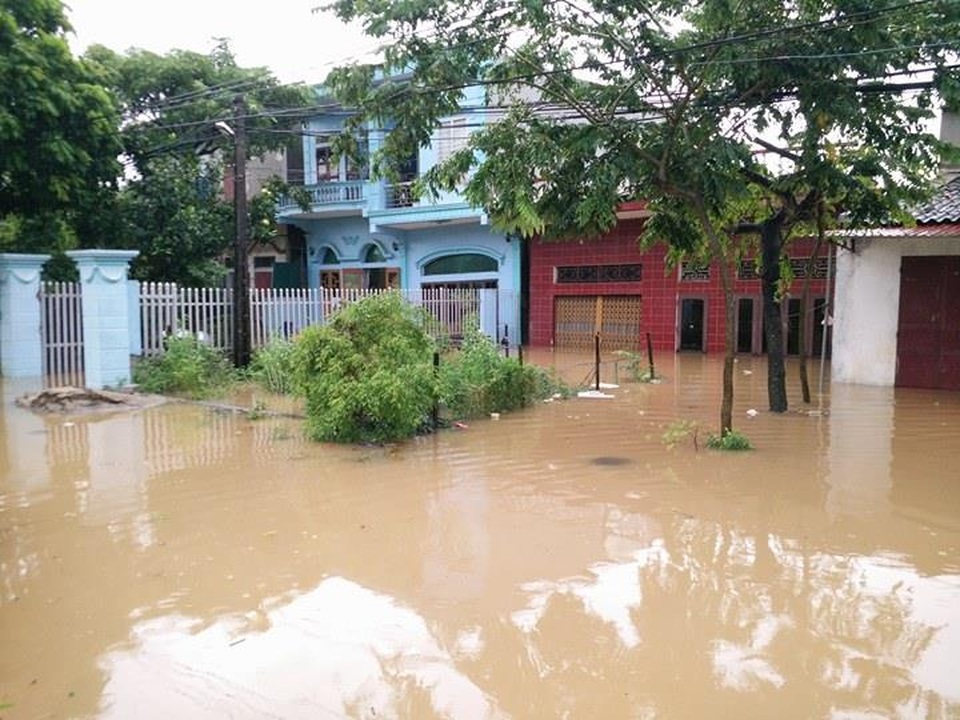 Ninh Bình phát lệnh hộ đê toàn tuyến, sẵn sàng di dân khẩn cấp - 7
Các hộ dân xã Gia Lạc, huyện Gia Viễn ngập sâu trong nước.