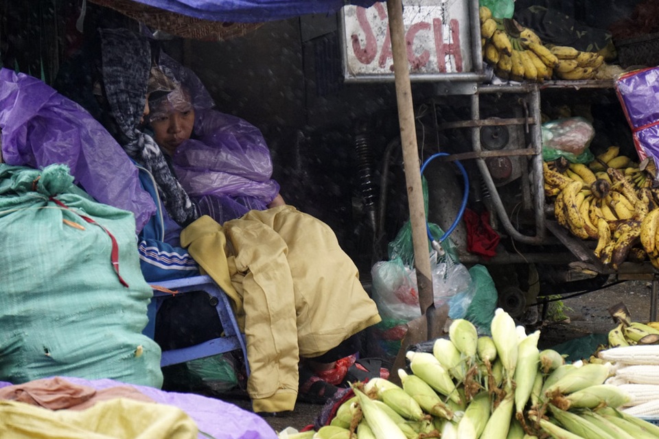 Hà Nội trong gió lạnh đầu mùa - 11
Người bán hàng ngồi co ro, mặc thêm áo mưa cho đỡ lạnh.