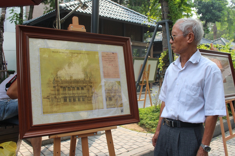 Là một người dân thủ đô, ông Trần Ngọc Quân (Hoàng Ngọc Phách, Đống Đa, Hà Nội) rất quan tâm đến các công trình kiến trúc Pháp cũng như buổi triển lãm này. Theo ông: “Chúng ta rất cần bảo tồn những công trình này. Vì đó là nền văn hóa của nhân loại, chứ không phải của riêng Việt Nam nữa. Ở Paris, các công trình trong nội đô chỉ được xây 6 tầng. Theo tôi, đó là điều chúng ta phải học tập, Hà Nội không nên phá vỡ những kiến trúc cũ mà nên giữ lại để giữ được không gian của phố cổ Hà Nội”.