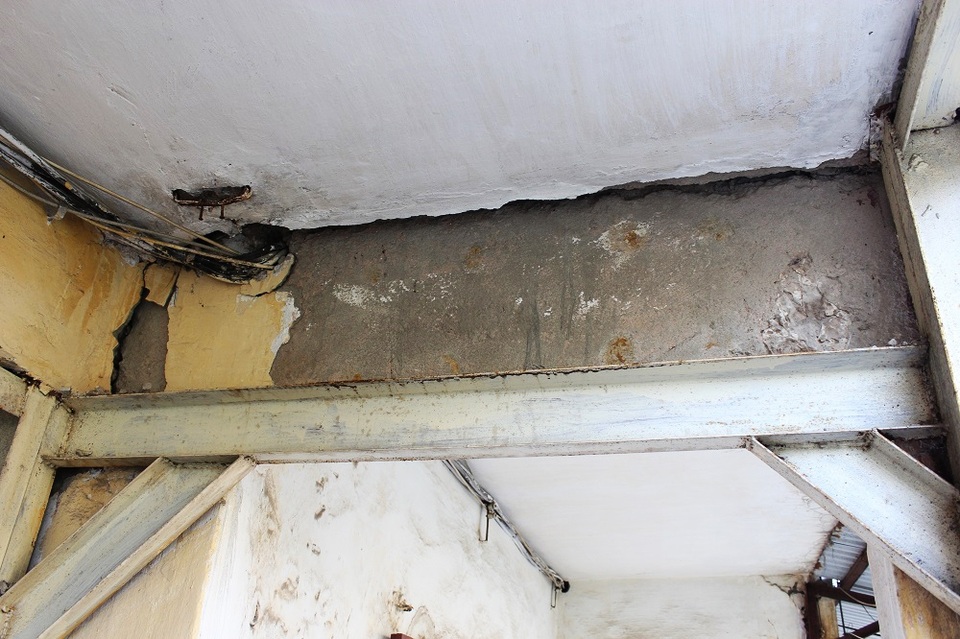 Khu nhà ở Thủ đô nứt toác, nghiêng ngả, chống đỡ bằng khung sắt - 4 Khu nhà ở Thủ đô nứt toác, nghiêng ngả, chống đỡ bằng khung sắt - 4