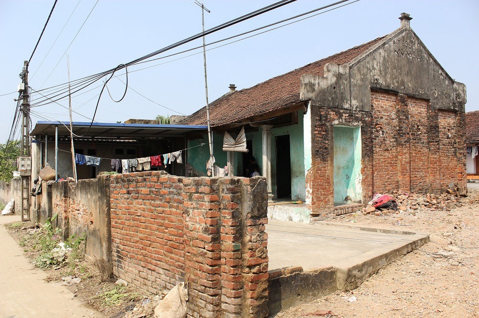 
Căn nhà nhỏ có tới 9 người sinh sống, trong đó có 4 người bệnh tật.
