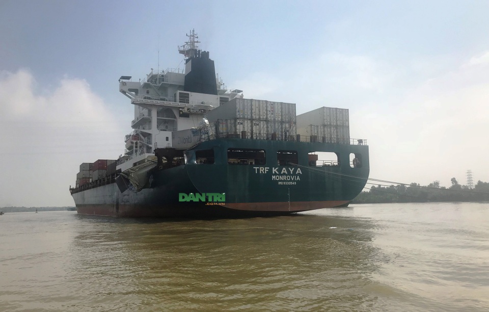 Hiện trường vụ tàu container nước ngoài bị tông trên sông Đồng Nai - 3 Vào thời gian trên, chiếc tàu OM IRIDIUM (dài 195m) vừa rời cảng SPITC (cảng Cát Lái, phường Cát Lái, quận 2) ra hướng đèn đỏ trên sông Đồng Nai.