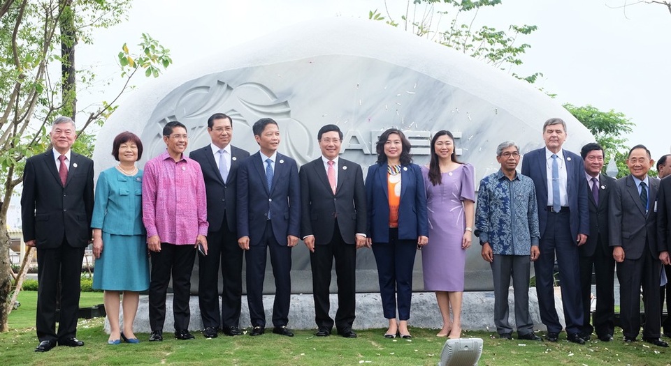 Công viên tượng 21 nền kinh tế thành viên APEC ở Đà Nẵng - 2
Sau vài ngày trì hoãn do thời tiết, công viên chính thức được khai trương sáng nay 9/11.
Phó Thủ tướng, Bộ trưởng Ngoại giao Phạm Bình Minh, Bộ trưởng Công Thương Trần Tuấn Anh và các Bộ trưởng, Trưởng đoàn các nền kinh tế thành viên APEC, Chủ tịch Đà Nẵng Huỳnh Đức Thơ... cùng cắt băng khánh thành công viên.