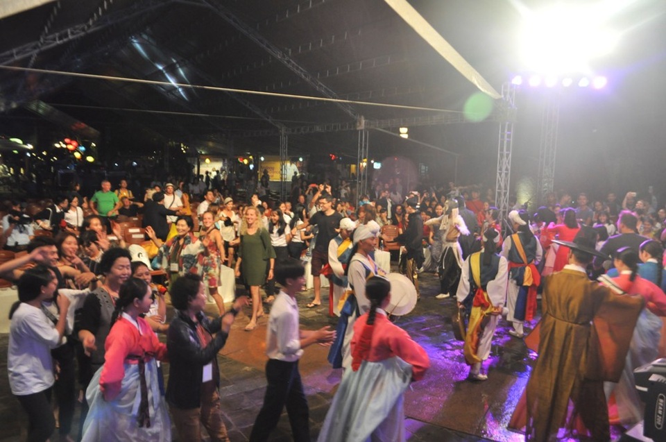 Ấn tượng với màn biểu diễn mặt nạ trong “Ngày văn hóa Andong” - 11 Mọi người cùng hòa nhịp múa theo điệu múa truyền thống Hàn Quốc