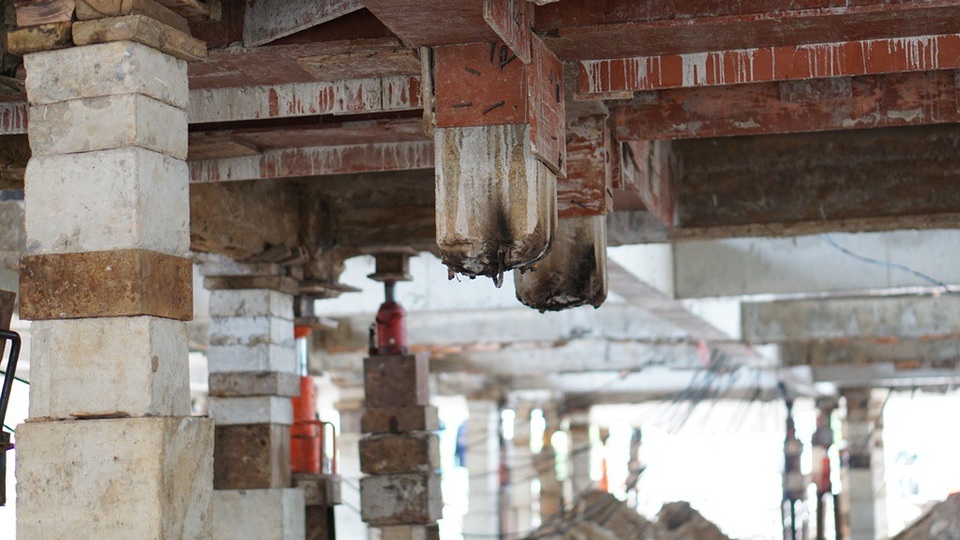 
Cột chính của chánh điện được cắt ngang trước khi tiến hành lắp kích thủy lực. Theo ông Cư, giai đoạn 2 sẽ lắp thêm 20 kích thủy lực, nâng tổng số kích lên thành 80 để kịp tiến độ nâng ngôi chánh điện nặng 2000 tấn trong 40 ngày.
