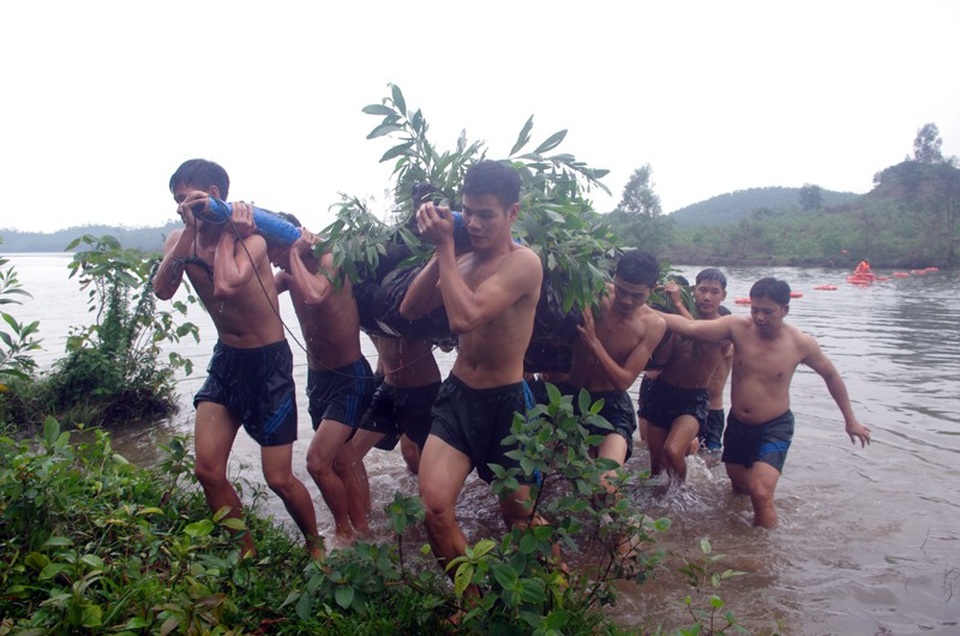 
Hình ảnh cho thấy trang thiết bị quân nhu lúc vượt sông rất nặng. Tuy nhiên, nhờ quá trình huấn luyện kỹ lưỡng, nên gần như giáo án vượt mọi chướng ngại vật trên thao trường đều được chiến sĩ Trung đoàn 841 dễ dàng nuốt trọn. Cả người và vũ khí trang thiết bị khi vượt sông đều được đảm bảo một cách an toàn.
