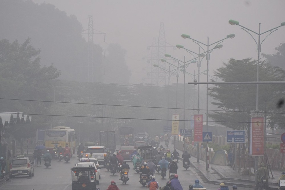 
Mây mù bao phủ trên đường Yên Phụ.
