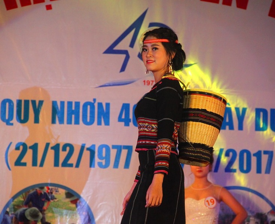 Sinh viên ĐH Quy Nhơn tỏa sáng trong cuộc thi tìm kiếm "trai tài gái sắc" - 6 Thí sinh hóa thân trong trang phục của những cô gái ở bản làng