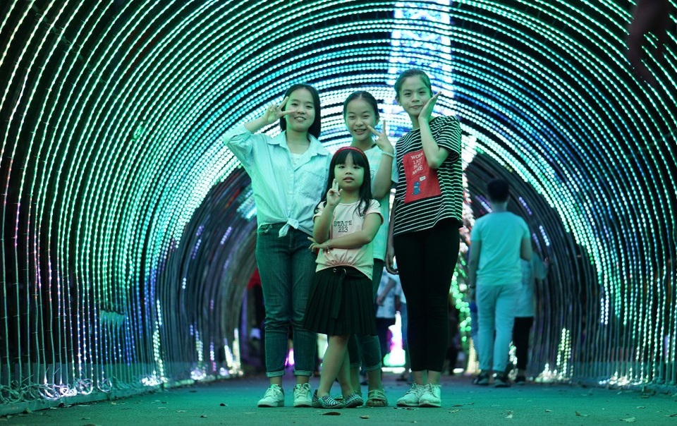 Buổi tối vào Thảo Cầm Viên chụp ảnh… “dải ngân hà” - 1 Các bạn nhỏ tạo dáng trong đường hầm đèn LED