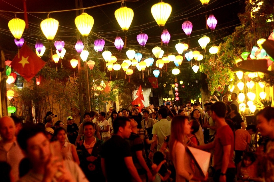 Hội An bừng sáng lung linh trong đêm 31/12 chờ đón năm mới 2018 thu hút đông đảo người dân và du khách đến tham quan