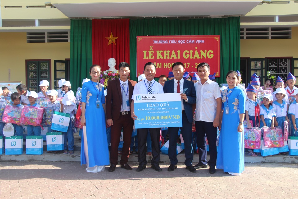 Trao quà ngày khai trường: Fubon Life Việt Nam cùng trẻ em nghèo vượt khó - 1
Những món quà ấm áp ngày khai trường.