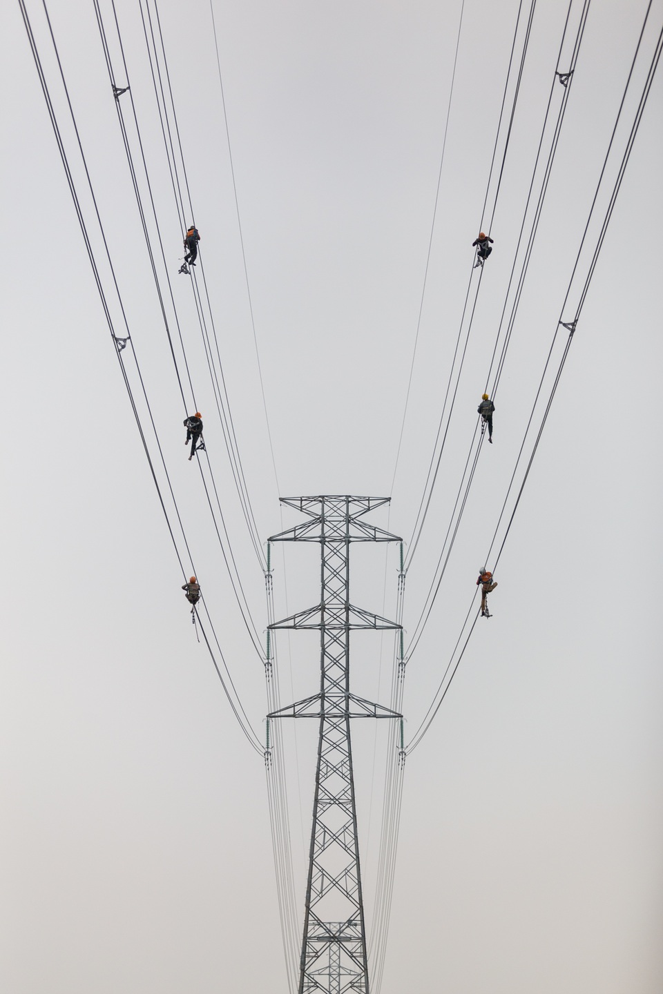 Ảnh đẹp trong ngày 14/4/2017 chụp về người thợ điện. Tác giả Tuấn Việt chia sẻ: ​Tất cả chúng ta đều cần sự cân bằng trong cuộc sống, thợ điện thì... cần nhiều hơn. Mỗi ngày, họ đều phải đu mình làm việc trên dây, với chiều cao xấp xỉ 100m so với mặt đất. Giữ cân bằng và tập trung là bắt buộc với những người thợ này.