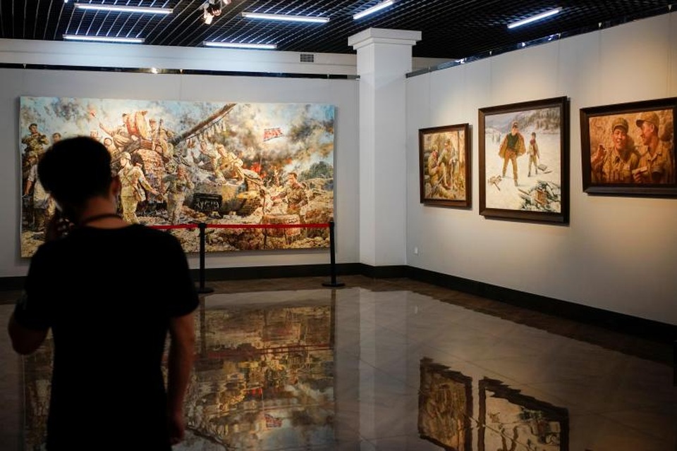 Tuy lệnh trừng phạt đã ban hành rõ ràng nhưng theo các thương nhân buôn bán tranh ở Đan Đông luôn có cách để lách qua những biện pháp này. Ví dụ như tranh của trung tâm Mansudae có thể được bán dưới danh nghĩa trung tâm khác không bị trừng phạt hay các nghệ sĩ Triều Tiên đến Trung Quốc có thể dưới dạng thị thực trao đổi văn hóa, không dùng thị thực lao động.