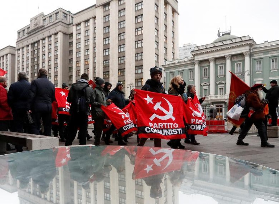 Dòng người cầm cờ Liên Xô diễu hành qua Duma quốc gia Nga, cơ quan có chức năng tương đương với Hạ viện.