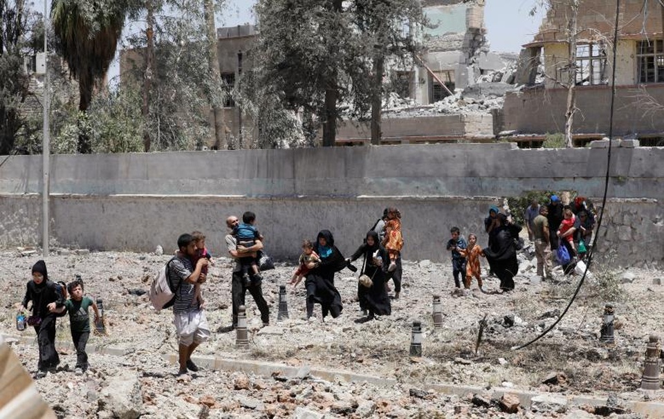 Thành phố Mosul sắp được giải phóng sau 3 năm bị IS chiếm đóng - 5
Hiện vẫn còn hơn 50.000 dân thường, khoảng nửa dân số của thành phố Mosul, đang mắc kẹt trong khu vực do IS kiểm soát và phải đối mặt với tình trạng thiếu thốn lương thực, thuốc men. Trong ảnh: Dân thường Iraq di tản tránh các cuộc giao tranh gần thành cổ. (Ảnh: Reuters)