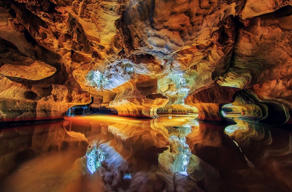 Những hình ảnh xuất sắc của nhiếp ảnh gia Việt đăng trên National Geographic - 11
Sơn Trà là tên gọi tạm thời của hang động huyền ảo này ở Kiên Lương, Kiên Giang. Được hình thành và kiến tạo nên qua hàng ngàn năm. (Click vào đây để xem ảnh kích thước lớn)