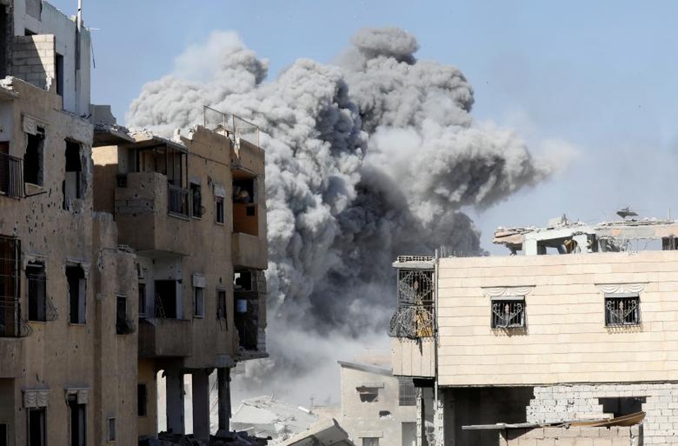 Ngày tàn của phiến quân IS tại thủ phủ Raqqa - 10 Khói bốc lên từ sào huyệt của các phiến quân IS sau các cuộc không kích của lực lượng liên quân.