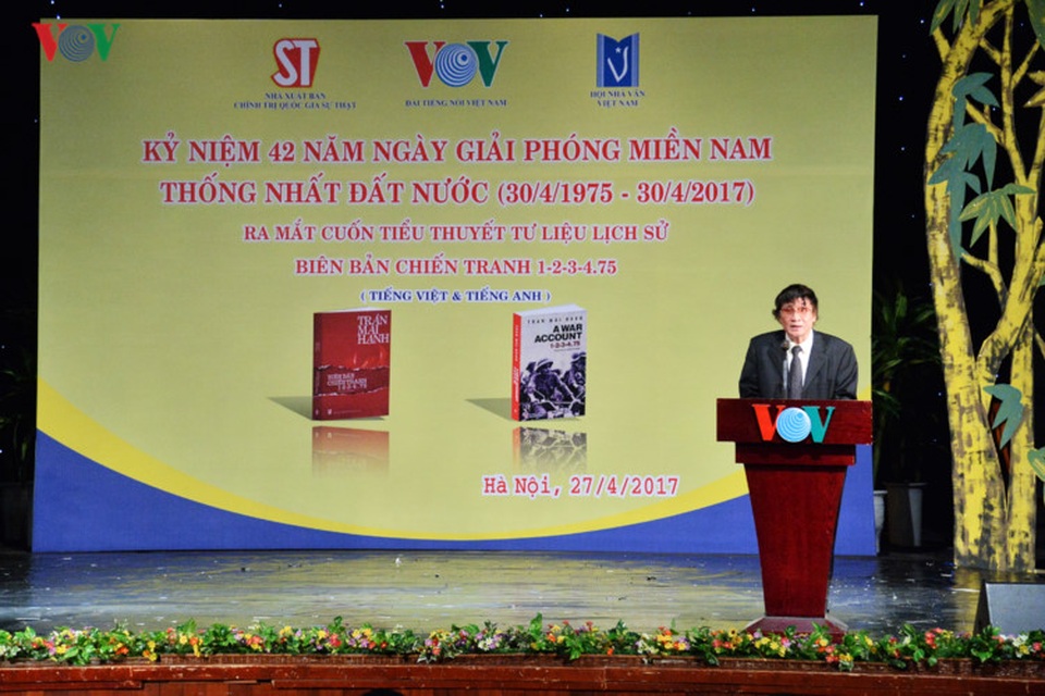 Chùm ảnh: Ra mắt tiểu thuyết “Biên bản chiến tranh 1-2-3-4.75“ tại VOV - 11 “Biên bản chiến tranh 1-2-3-4.75” của Nhà báo, Nhà văn Trần Mai Hạnh đã giành được Giải thưởng Văn học năm 2014 của Hội Nhà văn Việt Nam, Giải thưởng Văn học ASEAN năm 2015, và những ngày này, phiên bản tiếng Anh của tác phẩm đã ra mắt bạn đọc trong nước và nước ngoài.