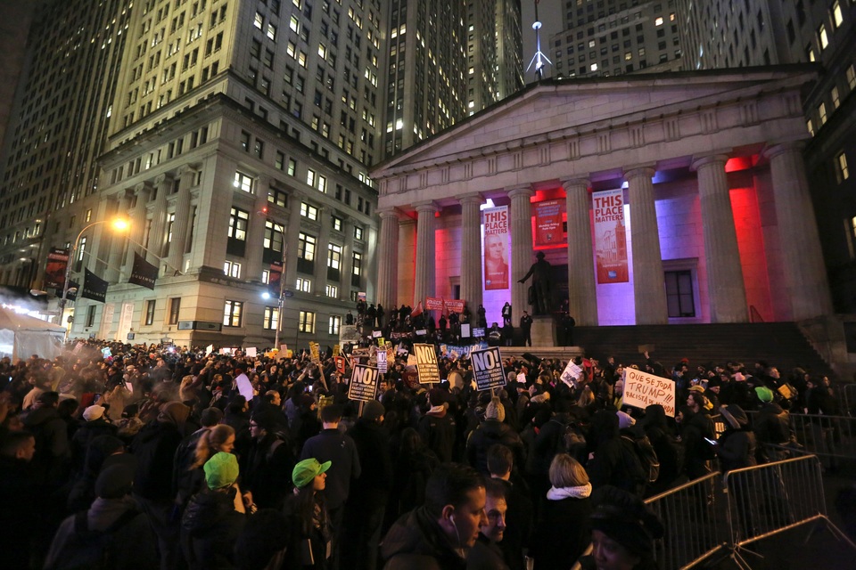 Cánh sát Mỹ bắt hơn 200 người biểu tình phản đối Tổng thống Trump - 1 Cánh sát Mỹ bắt hơn 200 người biểu tình phản đối Tổng thống Trump - 1