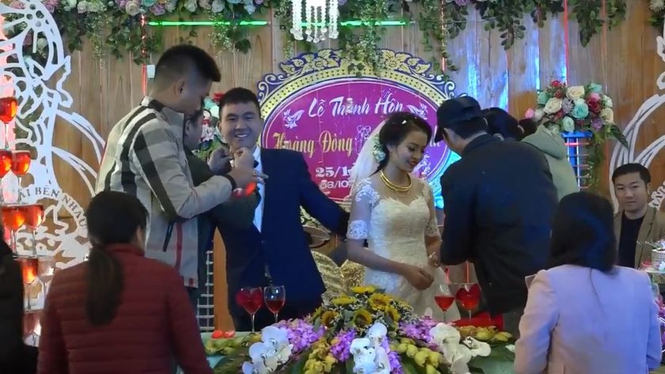 Xôn xao hình ảnh cô dâu, chú rể cổ đeo “trĩu” vàng trong đám cưới ở Thanh Hóa - 4 Trong đám cưới thay vì mừng cưới bằng phong bì, cặp đôi nhận được rất nhiều dây chuyền, nhẫn vàng