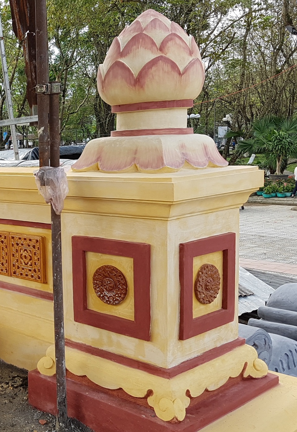 Trùng tu bia cổ Quốc Học Huế: Cạo hầu hết hoa văn cũ trên bia?! - 11 Hoa sen