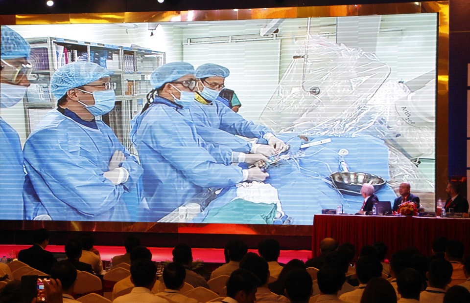 Hình ảnh được truyền hình trực tiếp từ phòng mổ của BVĐKTP Cần Thơ ra hội trường