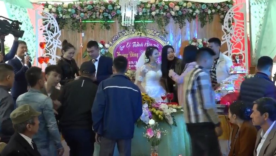 Xôn xao hình ảnh cô dâu, chú rể cổ đeo “trĩu” vàng trong đám cưới ở Thanh Hóa - 6 Bạn bè lên trao vàng chật kín cả sân khấu