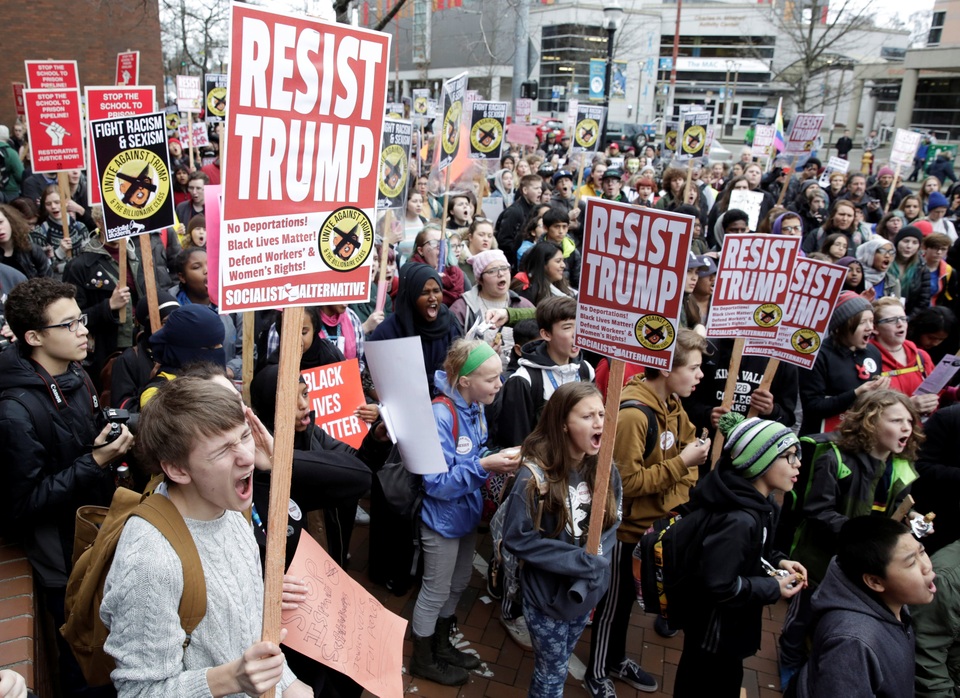 Cánh sát Mỹ bắt hơn 200 người biểu tình phản đối Tổng thống Trump - 2 Cánh sát Mỹ bắt hơn 200 người biểu tình phản đối Tổng thống Trump - 2