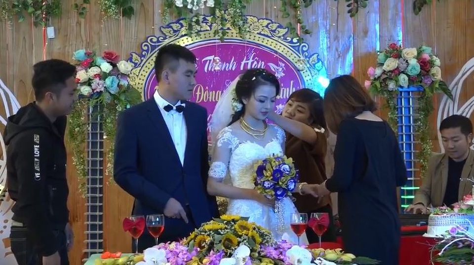 Xôn xao hình ảnh cô dâu, chú rể cổ đeo “trĩu” vàng trong đám cưới ở Thanh Hóa - 3 Xôn xao hình ảnh cô dâu, chú rể cổ đeo “trĩu” vàng trong đám cưới ở Thanh Hóa - 3