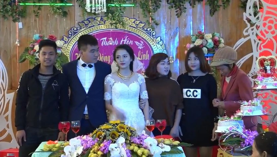 Xôn xao hình ảnh cô dâu, chú rể cổ đeo “trĩu” vàng trong đám cưới ở Thanh Hóa - 2 Chú rể Hoàng Đông và cô dâu Đàm Linh trong lễ cưới được tổ chức tại Thanh Hóa.