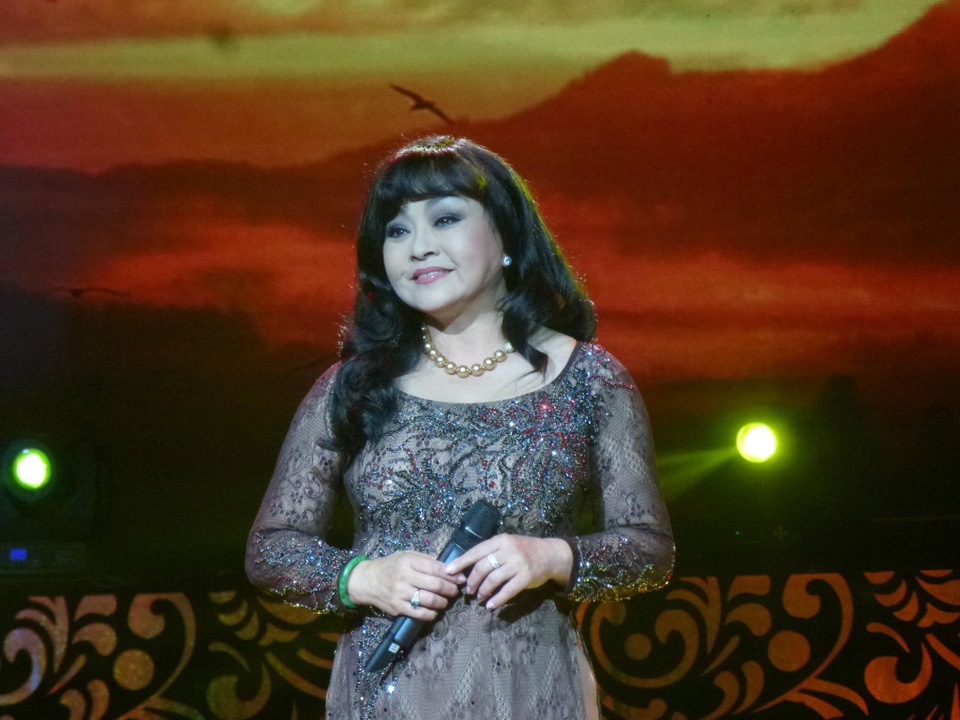 Nghệ sĩ hải ngoại kể chuyện đón Tết “Ta” ở trời “Tây” - 2 Ca sĩ Hương Lan năm nay đón giao thừa ở Cailifornia.