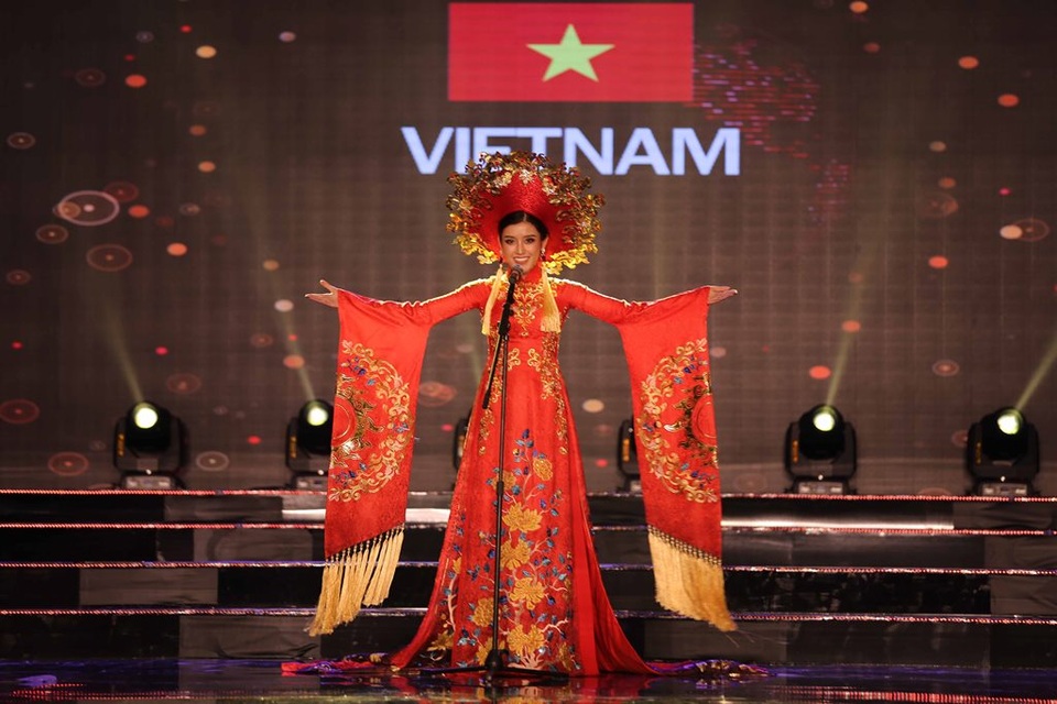Mãn nhãn với trang phục dân tộc của thí sinh Miss Grand International 2017 - 3 Nhiều khán giả dự đoán, với phần thể hiện xuất sắc của Huyền My, Việt Nam có hy vọng sẽ nằm trong top 10 bộ trang phục ấn tượng của cuộc thi năm nay.