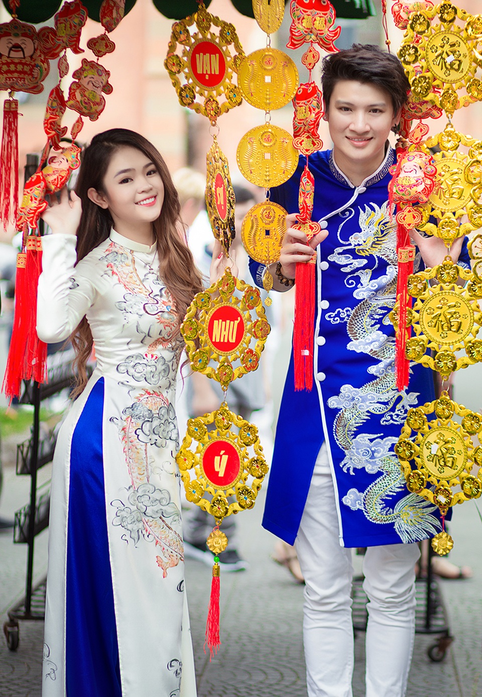 Cặp đôi “đũa lệch” Việt Nam - Na Uy rủ nhau đi dạo phố sắm Tết - 1
Như Thơ và Nino là cặp đôi đũa lệch đang “hot” trên mạng xã hội. Sở dĩ được ví là đũa lệch bởi chàng có chiều cao lênh khênh 1m90 còn nàng chỉ 1m60. Đôi bạn trẻ này có lượng fans đông đảo nhờ ngoại hình đẹp và chuyện tình lãng mạn vượt đại dương.