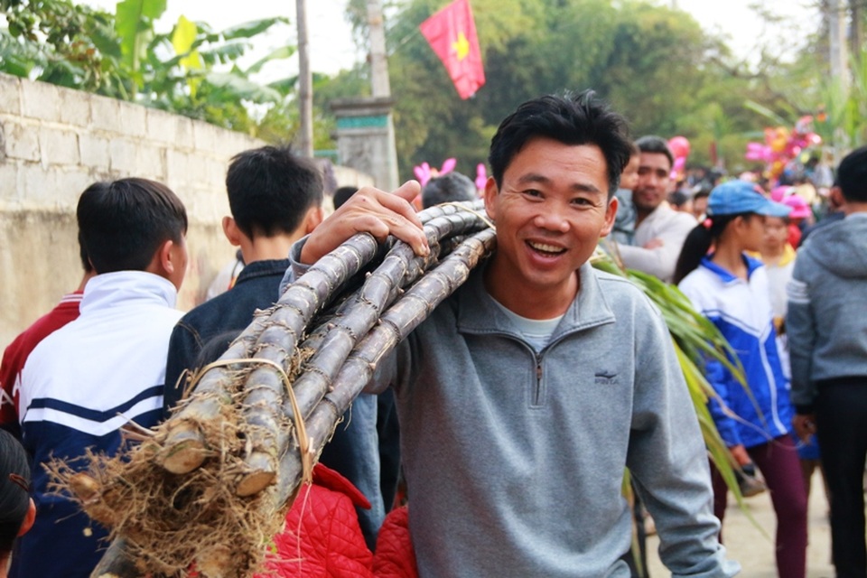 26 Tết đi chợ Thiều "mua may bán rủi" - 11
Mía là gậy cho ông bà ông vải.