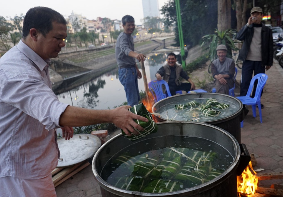 Cảnh gia đình Hà Nội ba thế hệ đầm ấm bên nồi bánh chưng Tết - 12 Ông Nguyện đặt riêng 2 thùng inox chuyên để nấu bánh chưng Tết, chi phí gói bánh và các việc lớn trong họ được đại gia đình đóng góp thành quỹ.