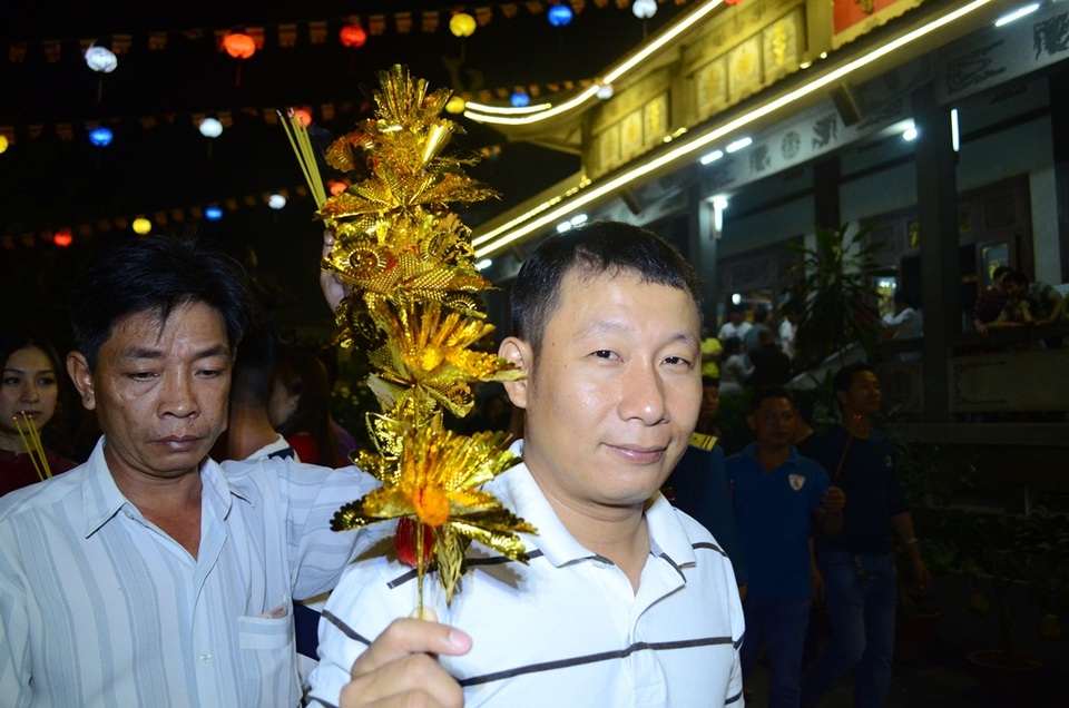 Một cành lộc giấy được Phật tử mua cầu phúc năm mới.