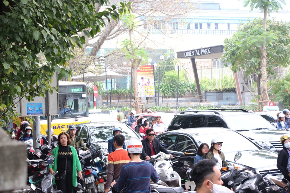 Người Hà Nội tấp nập đi chùa, đường phố ùn tắc kéo dài - 8 Phố Quán Thánh nhiều thời điểm rơi vào tình trạng ùn tắc cục bộ.